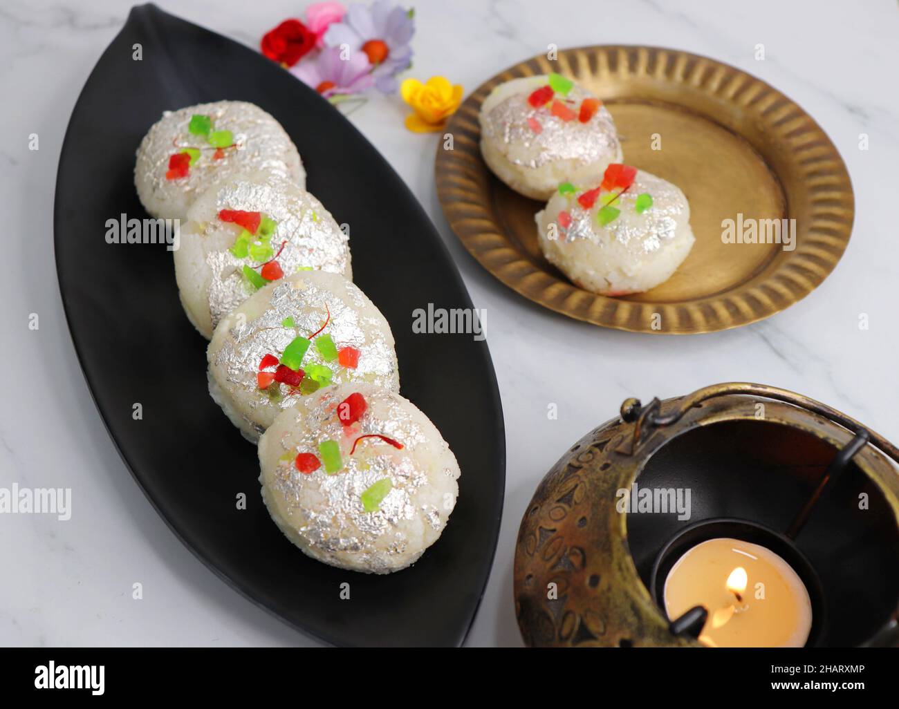 Rasmalai oder Malai Sandwich, Roshmolai, Rasamalei ist sehr beliebt indischen Dessert. Eine süße Malai Füllung in Rasgulla. Es ist eine süße Delikatesse Stockfoto