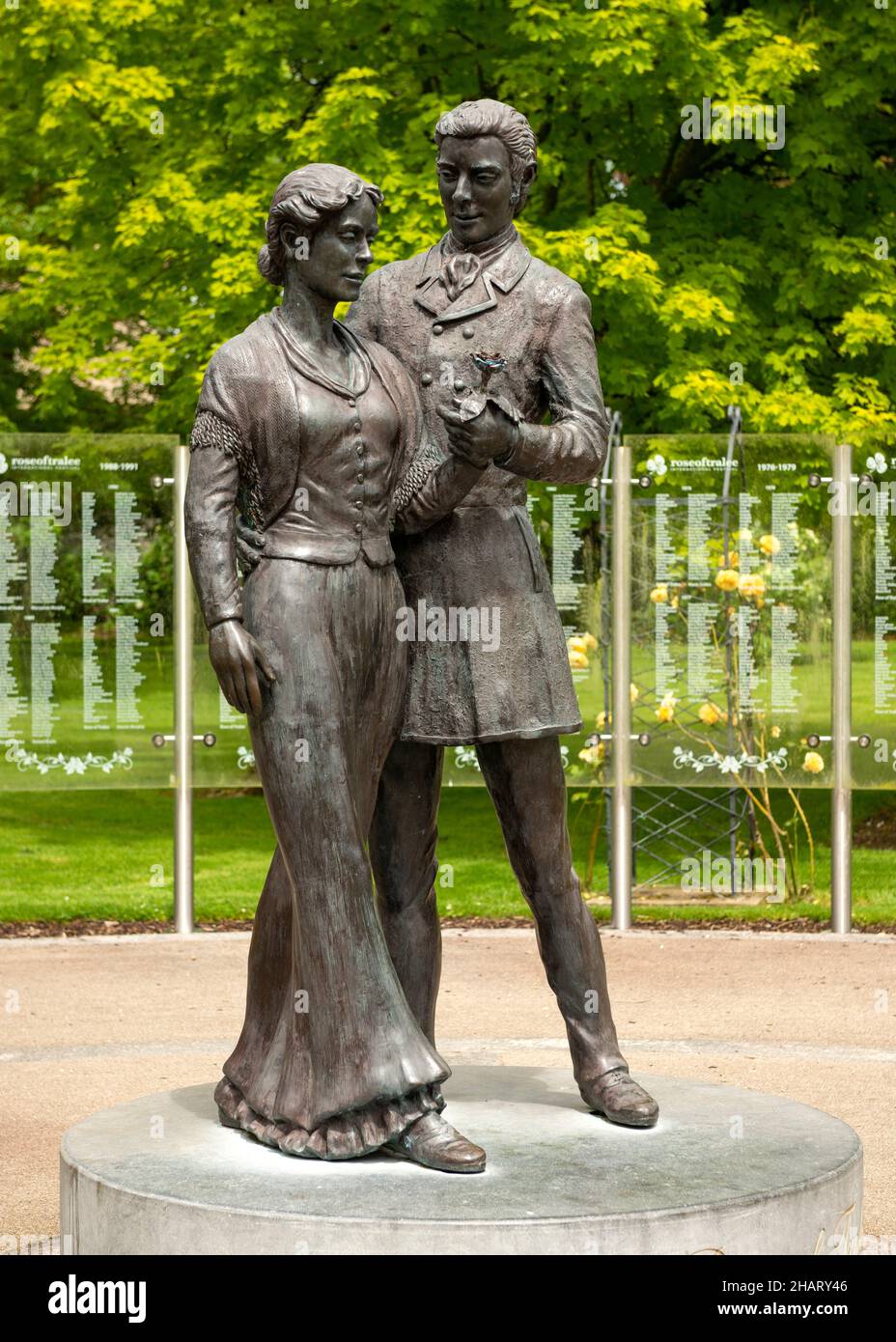 Bronzestatue in der Rose von Tralee von Jeanne Rynhart, die ein tanzendes Paar im Tralee Stadtpark, Tralee, County Kerry, Irland, darstellt Stockfoto