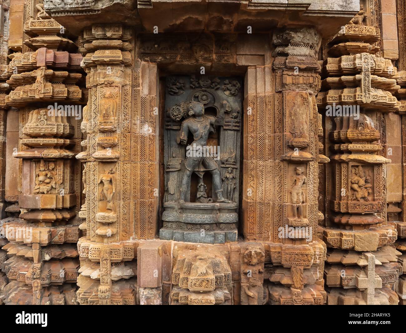 Steinskulptur von Varaha oder Wildschwein Avatar von Lord Vishnu in der Parswadebata Nische auf dem Ananta Vasudeva Tempel. Stockfoto