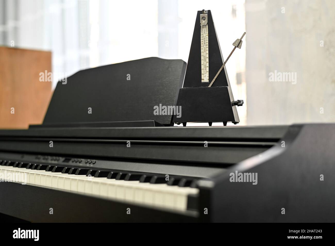 Metronom auf einem elektronischen Klavier. Selektive Fokussierung. Musikalischer Hintergrund. Stockfoto