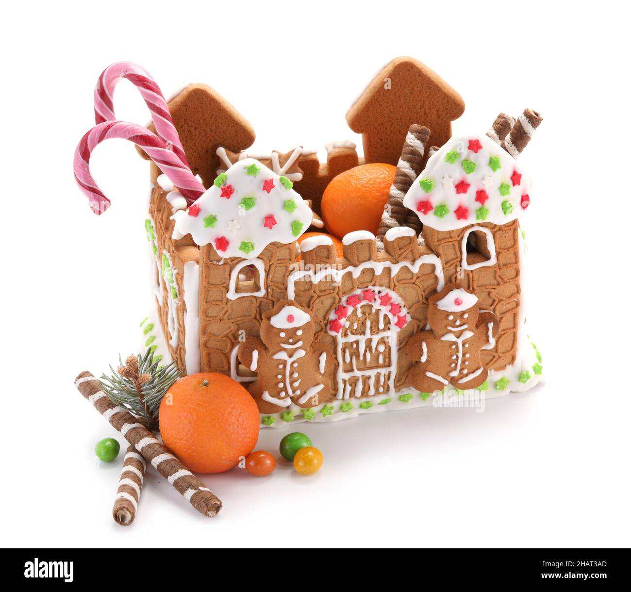 Lebkuchenhaus, Mandarinen und Leckereien isoliert auf weißem Hintergrund Stockfoto