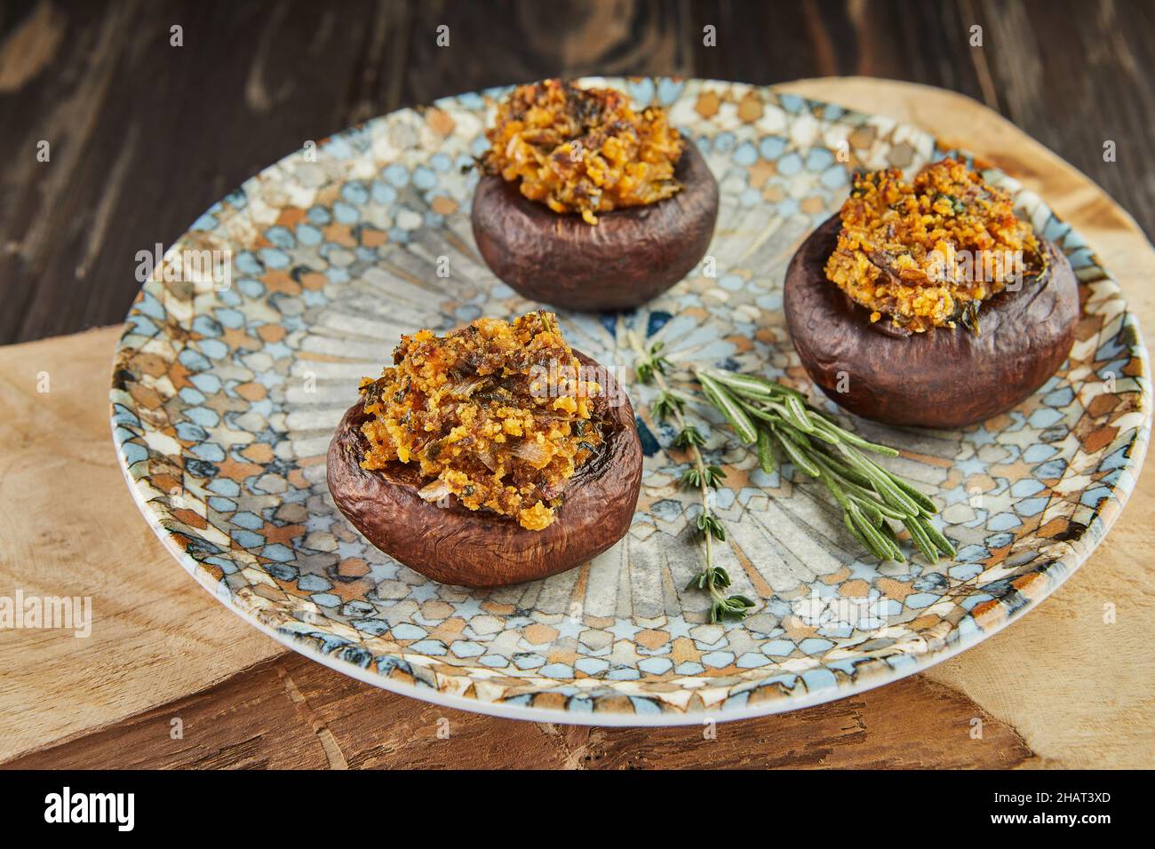 Champignon- oder portobello-Pilze, gefüllt mit Ei und Zwiebeln. Stockfoto