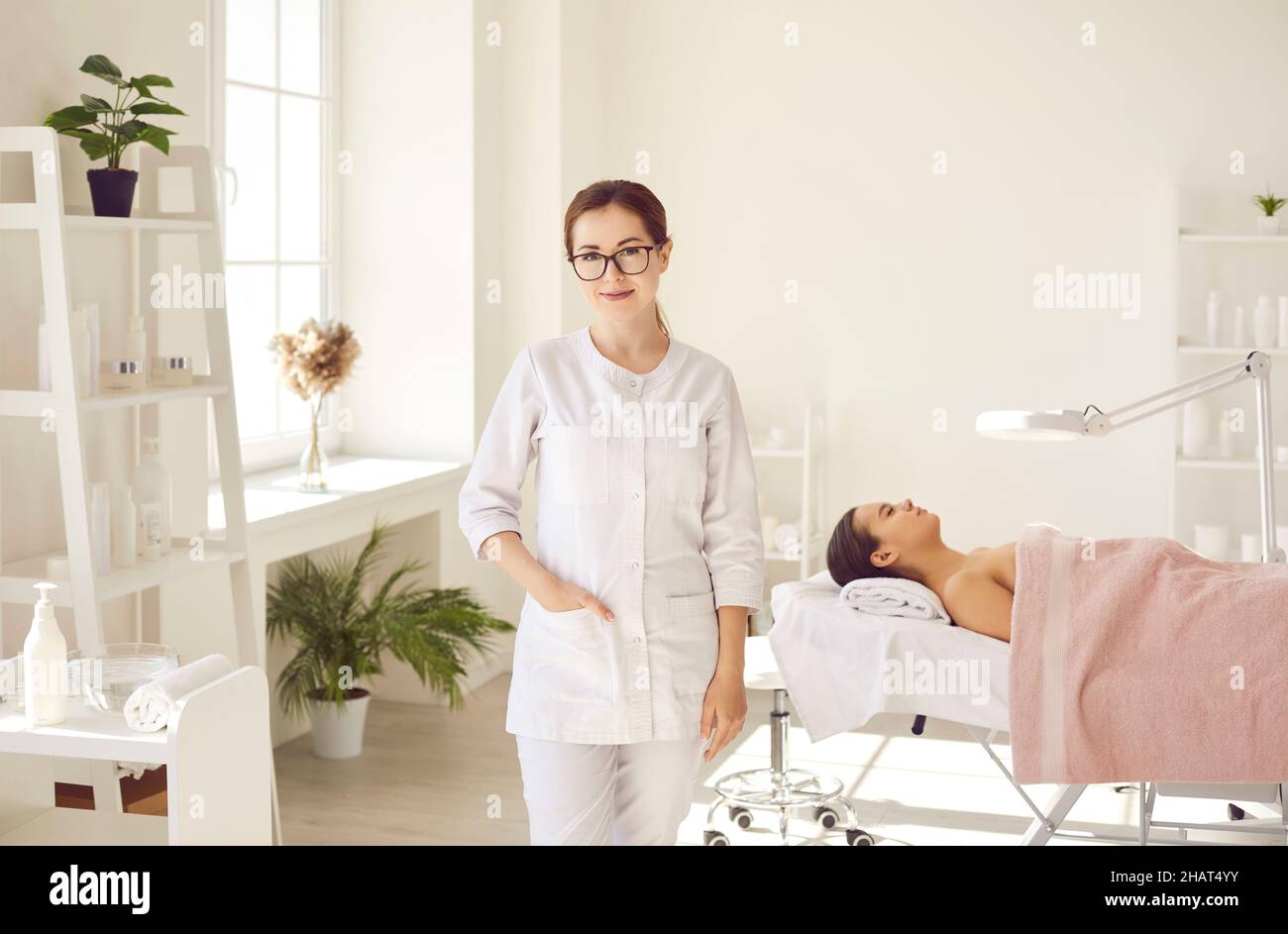 Dermatologin, Hauttherapeutin, Kosmetikerin und Hautpflegespezialistin bei der Arbeit in ihrem Büro Stockfoto