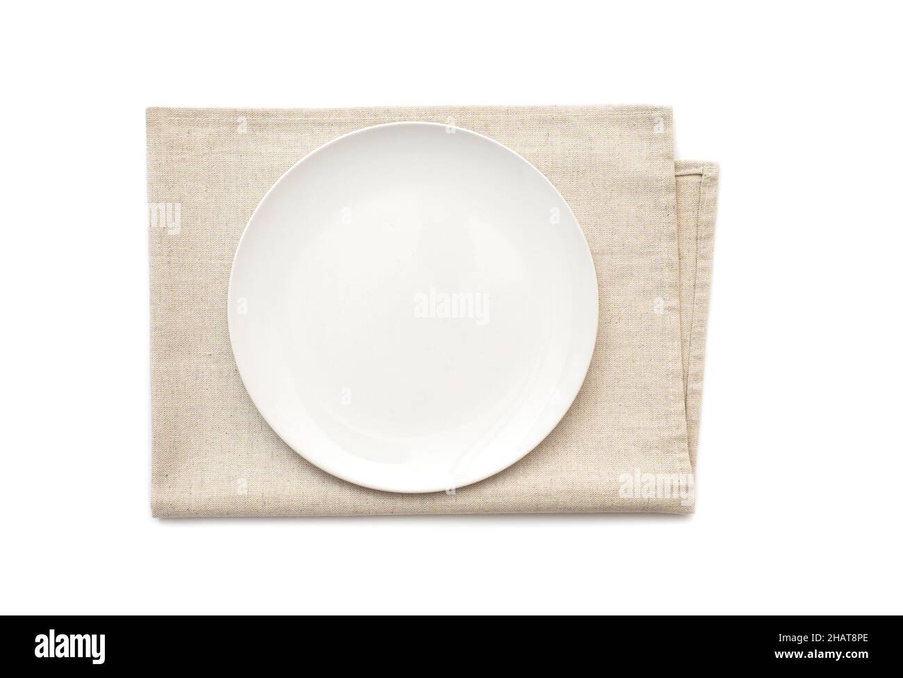 Teller-Mockup, Keramikplatte auf einem Küchentuch, Serviette isoliert auf weiß. Draufsicht Stockfoto