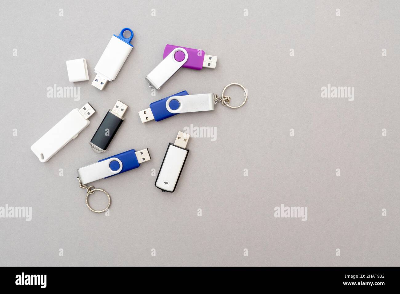 Haufen eines alten gebrauchten USB-Flash-Laufwerks, Draufsicht Stockfoto