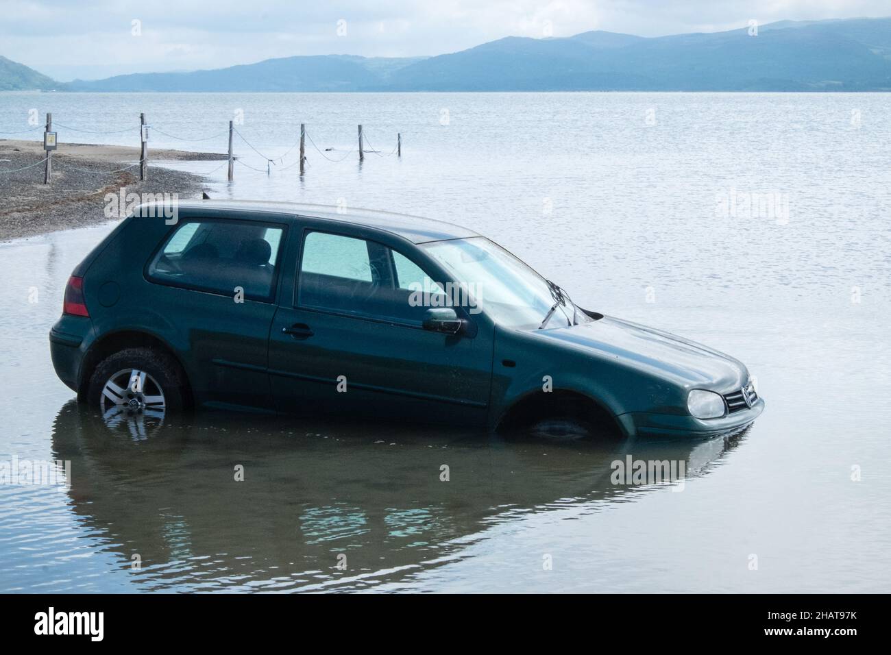 Klein, Auto, untergetaucht, überflutet, überflutet, Autofahrer, Auto, Besitzer, ignoriert, Warnung, vor, Flut, AT, Ynysidas, Ynysidas Beach, in der Nähe, Borth, Aberdovey, Aberdyfi, Mündung, Cardigan Bay, County, Wales, Wales, Walisisch, Großbritannien, Großbritannien, Großbritannien, Großbritannien, Großbritannien, Großbritannien, Großbritannien, Großbritannien, Europa, Europa Stockfoto