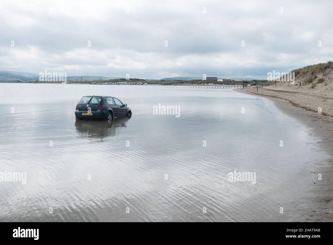 Klein, Auto, untergetaucht, überflutet, überflutet, Autofahrer, Auto, Besitzer, ignoriert, Warnung, vor, Flut, AT, Ynysidas, Ynysidas Beach, in der Nähe, Borth, Aberdovey, Aberdyfi, Mündung, Cardigan Bay, County, Wales, Wales, Walisisch, Großbritannien, Großbritannien, Großbritannien, Großbritannien, Großbritannien, Großbritannien, Großbritannien, Großbritannien, Europa, Europa Stockfoto