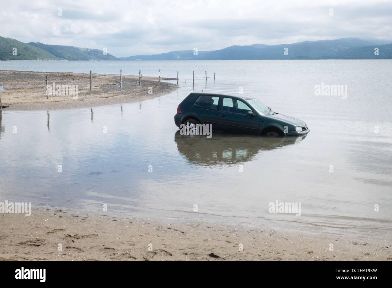 Klein, Auto, untergetaucht, überflutet, überflutet, Autofahrer, Auto, Besitzer, ignoriert, Warnung, vor, Flut, AT, Ynysidas, Ynysidas Beach, in der Nähe, Borth, Aberdovey, Aberdyfi, Mündung, Cardigan Bay, County, Wales, Wales, Walisisch, Großbritannien, Großbritannien, Großbritannien, Großbritannien, Großbritannien, Großbritannien, Großbritannien, Großbritannien, Europa, Europa Stockfoto