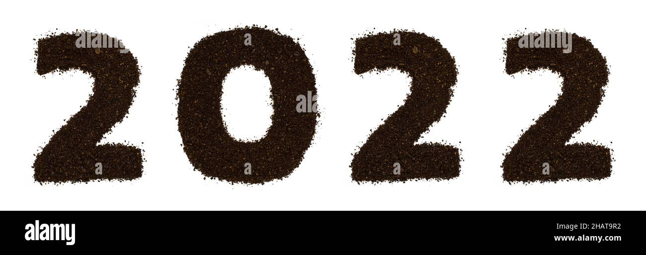 Ziffer 2021 Text aus gemahlenen Kaffeebohnen, isoliert auf Weiß. Flach liegend, Draufsicht Stockfoto