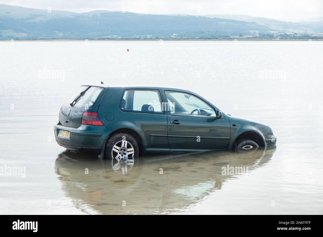 Klein, Auto, untergetaucht, überflutet, überflutet, Autofahrer, Auto, Besitzer, ignoriert, Warnung, vor, Flut, AT, Ynysidas, Ynysidas Beach, in der Nähe, Borth, Aberdovey, Aberdyfi, Mündung, Cardigan Bay, County, Wales, Wales, Walisisch, Großbritannien, Großbritannien, Großbritannien, Großbritannien, Großbritannien, Großbritannien, Großbritannien, Großbritannien, Europa, Europa Stockfoto