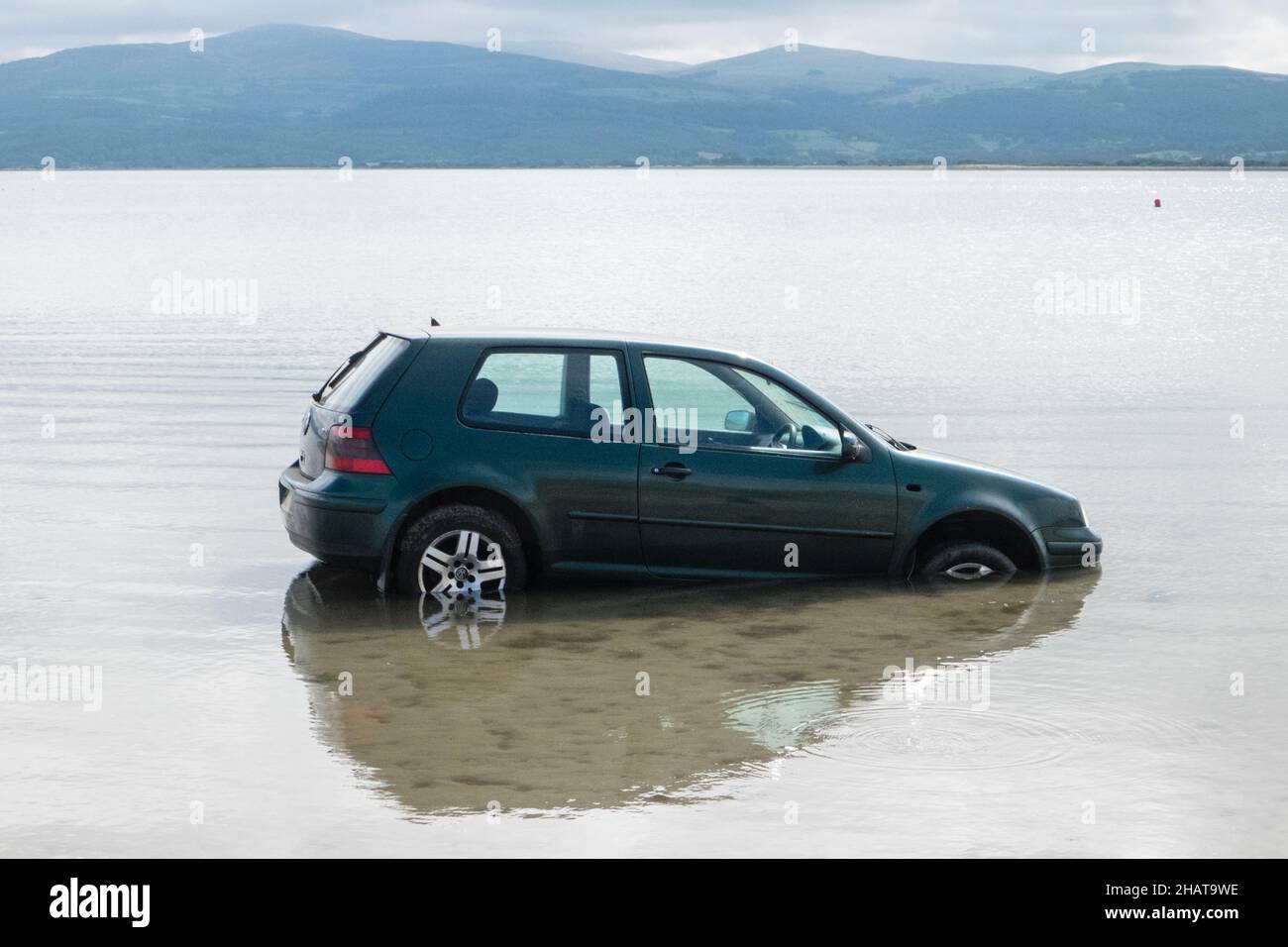 Klein, Auto, untergetaucht, überflutet, überflutet, Autofahrer, Auto, Besitzer, ignoriert, Warnung, vor, Flut, AT, Ynysidas, Ynysidas Beach, in der Nähe, Borth, Aberdovey, Aberdyfi, Mündung, Cardigan Bay, County, Wales, Wales, Walisisch, Großbritannien, Großbritannien, Großbritannien, Großbritannien, Großbritannien, Großbritannien, Großbritannien, Großbritannien, Europa, Europa Stockfoto