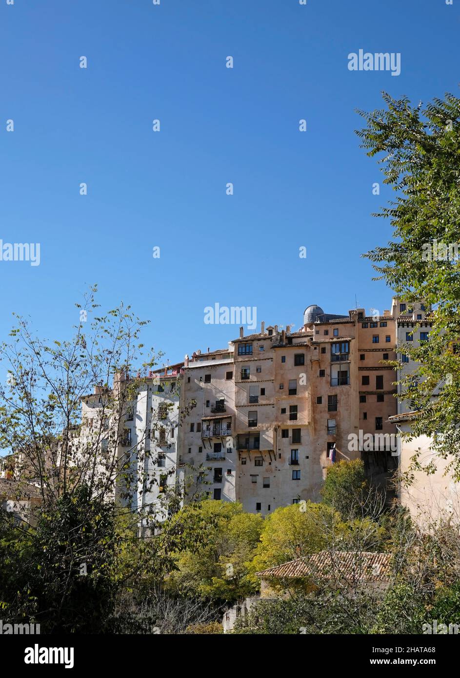 Schöne Gebäude in Cuenca, Spanien, während der Herbstsaison Stockfoto