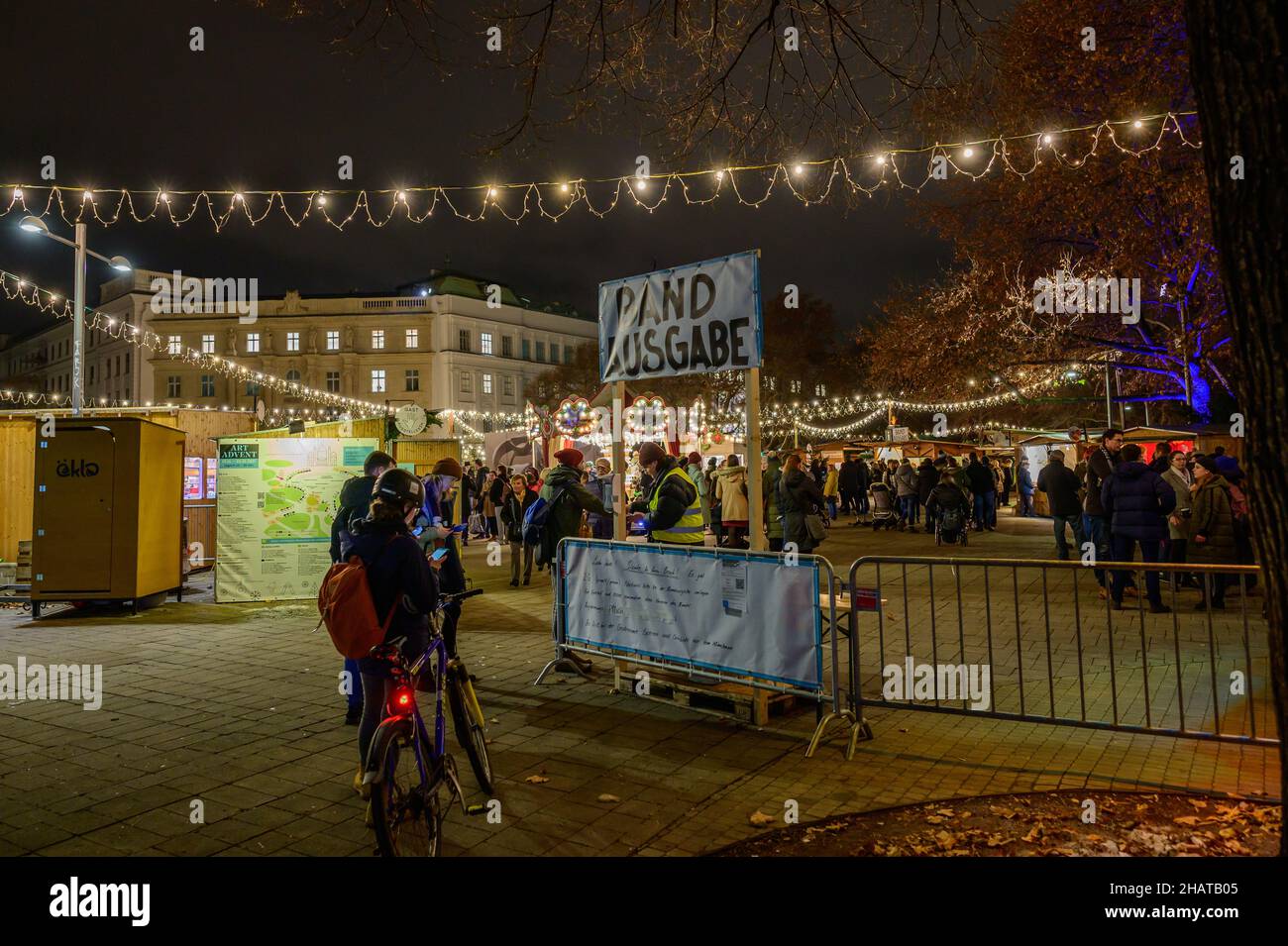 wien, österreich, 14. dez. 2021, 2g Kontrolle am Eingang des Adventmarktes am karlsplatz Stockfoto