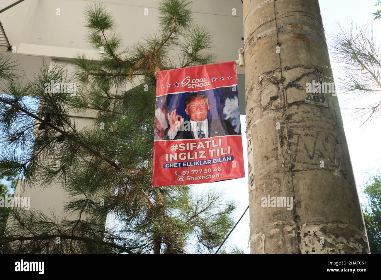 Ein Plakat, Werbung für eine englischsprachige Schule, Kurs, mit einem Bild von Donald Trump und dem OK-Zeichen. In Taschkent, Usbekistan. Stockfoto
