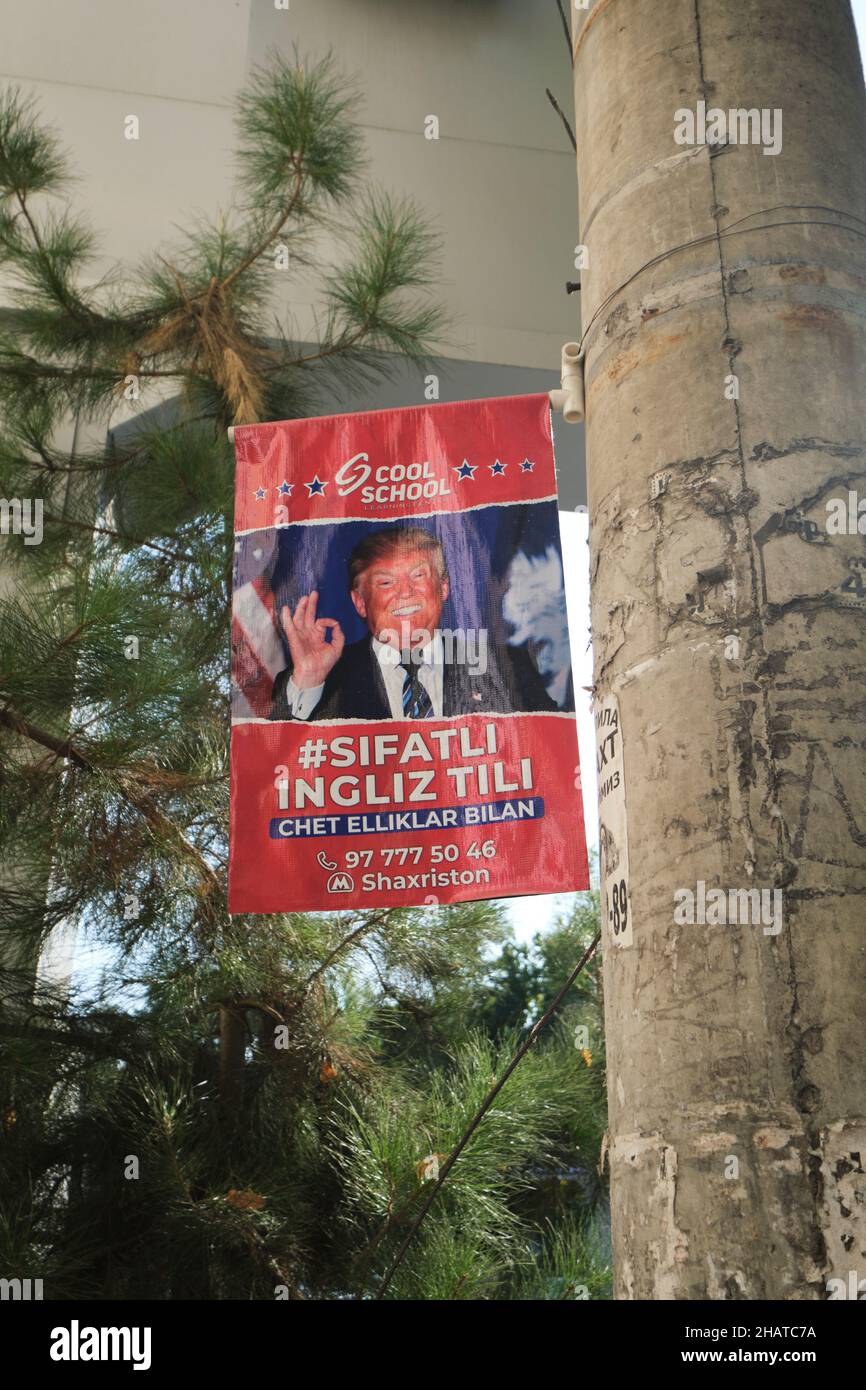 Ein Plakat, Werbung für eine englischsprachige Schule, Kurs, mit einem Bild von Donald Trump und dem OK-Zeichen. In Taschkent, Usbekistan. Stockfoto