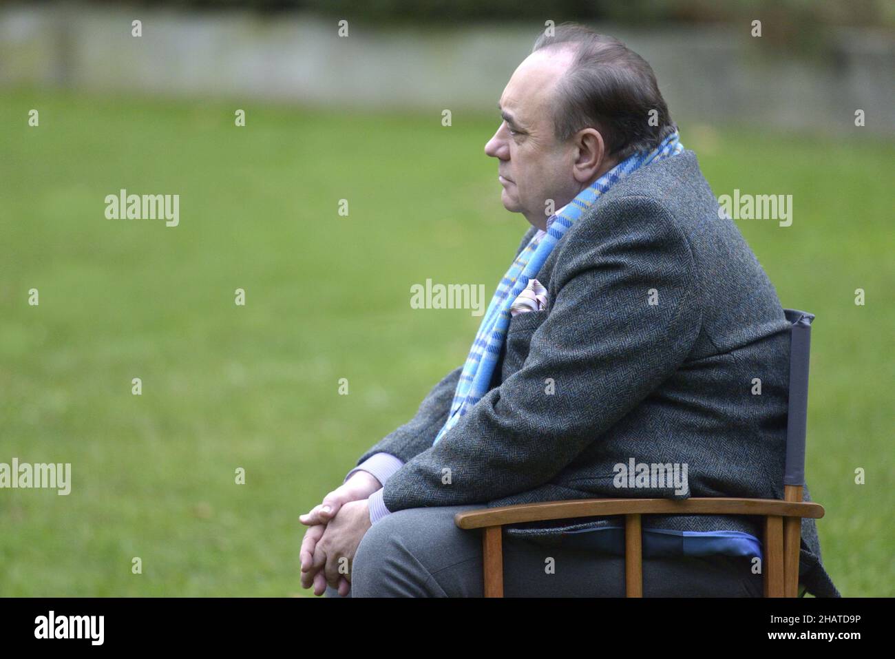 Alex Salmond – ehemaliger SNP-Abgeordneter und erster Minister von Schottland – führte ein TV-Interview auf College Green, Westminster, London, 14th. Dezember 2021 Stockfoto