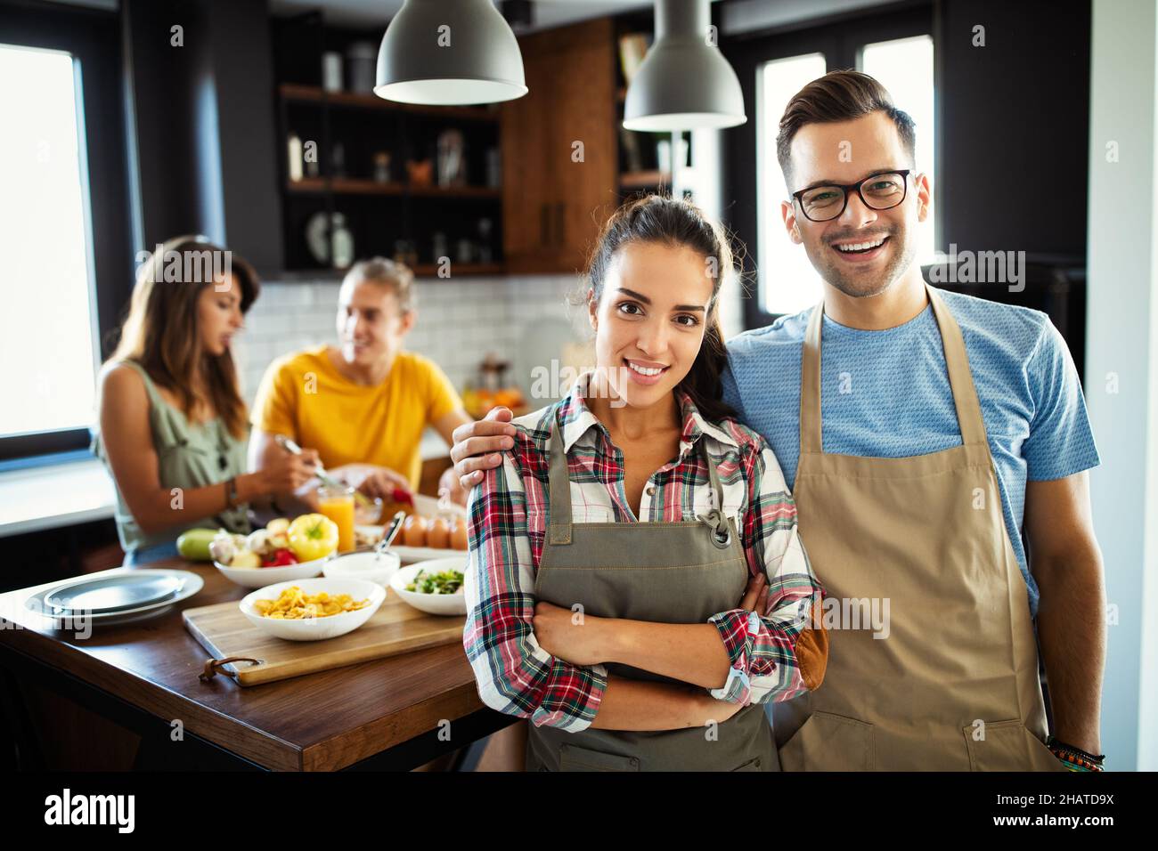 Junge Gruppe von Freunden, die Gemüsemahlzeit zubereiten und Spaß machen. Stockfoto