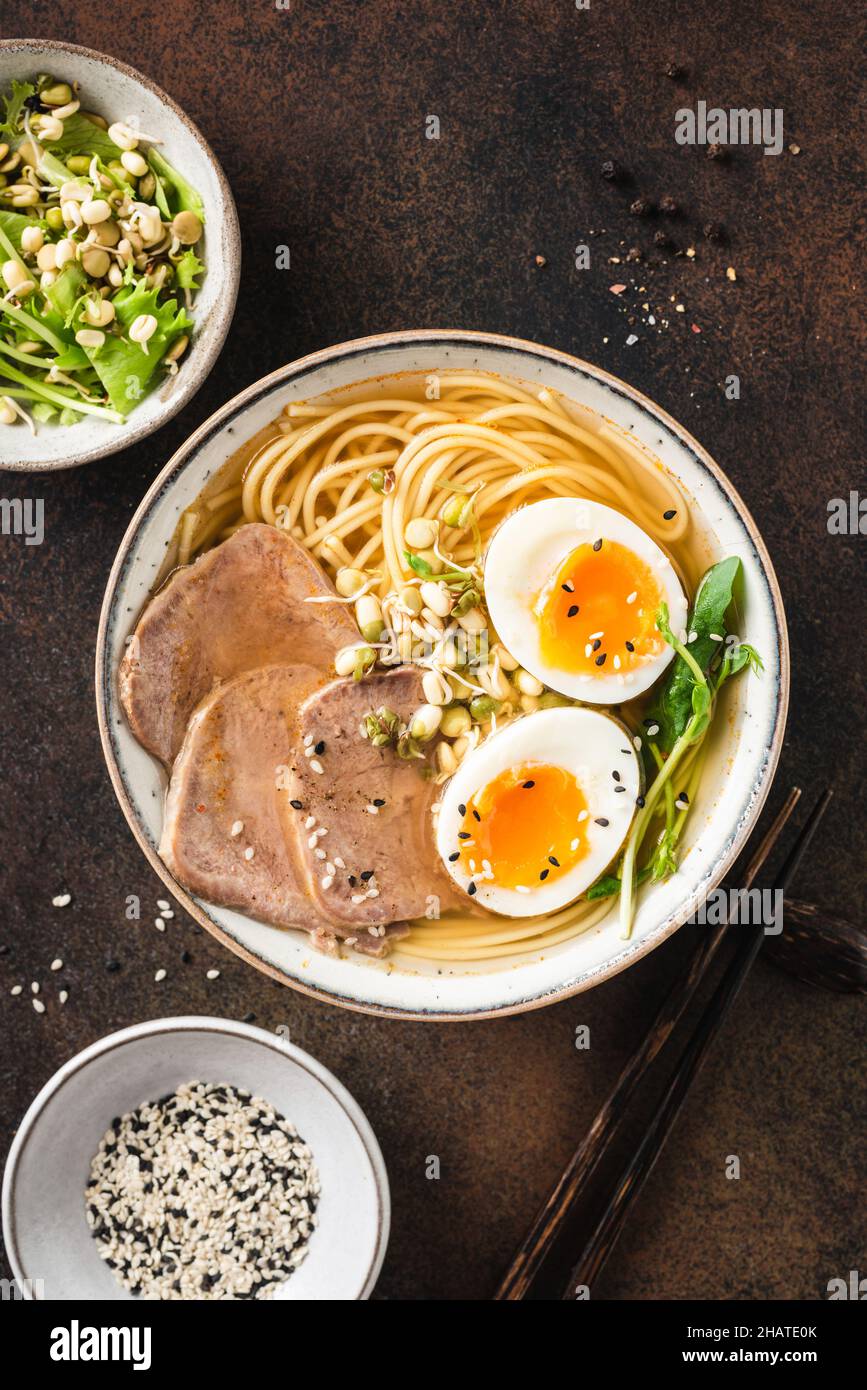 Ramen Schüssel mit Ei und Schwein, asiatische Küche Essen. Draufsicht Stockfoto