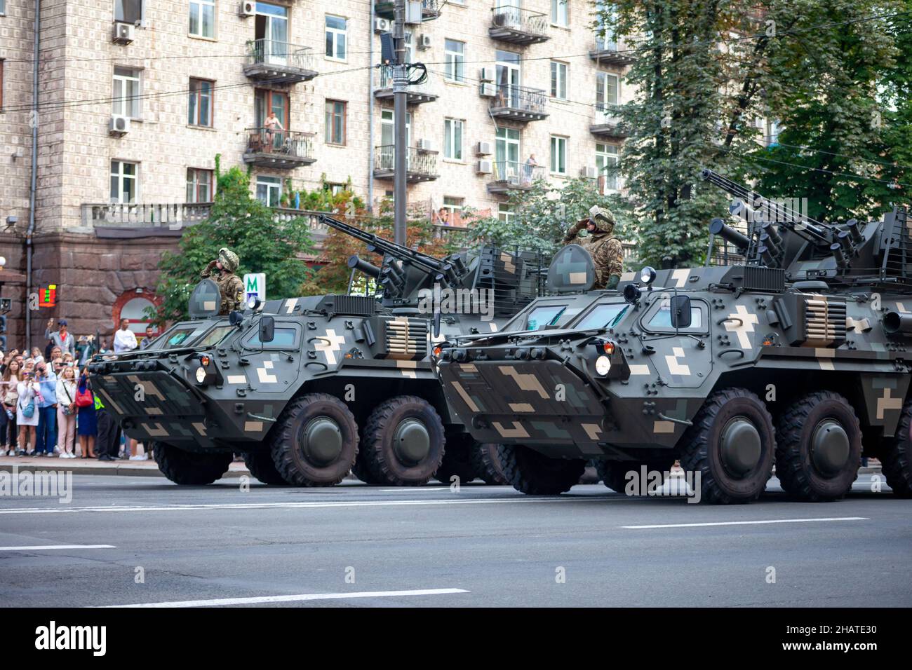 Ukraine, Kiew - 18. August 2021: Tankman. Militärparade. Gepanzertes Fahrzeug. Transport in Schutzfarben. Geländewagen der Armee Stockfoto