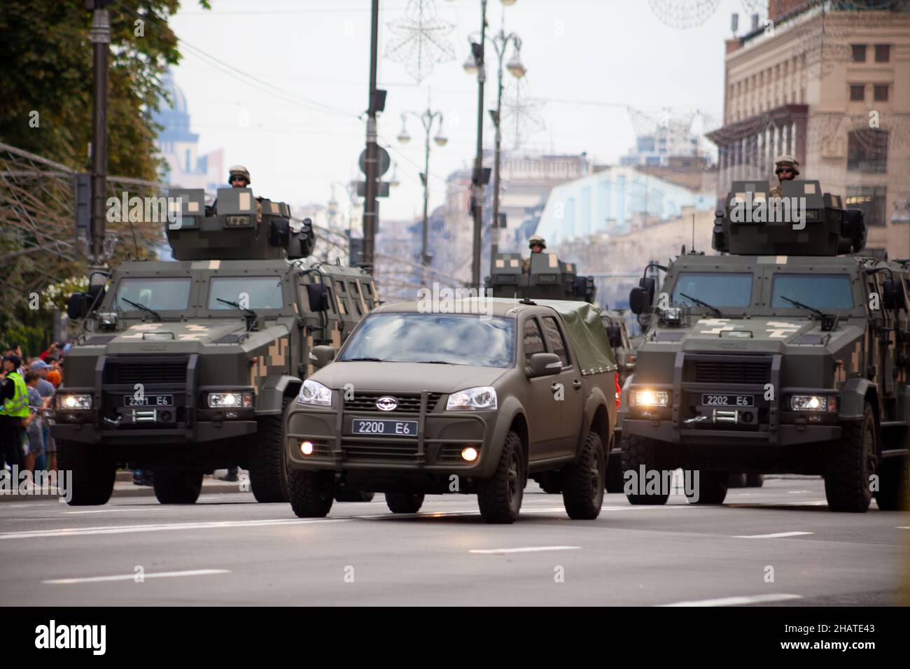 Ukraine, Kiew - 18. August 2021: Tankman. Militärparade. Gepanzertes Fahrzeug. Transport in Schutzfarben. Geländewagen der Armee Stockfoto