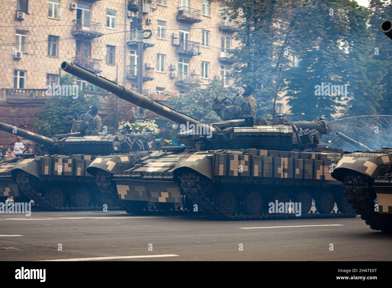Ukraine, Kiew - 18. August 2021: Tankman. Militärparade. Gepanzertes Fahrzeug. Transport in Schutzfarben. Geländewagen der Armee Stockfoto