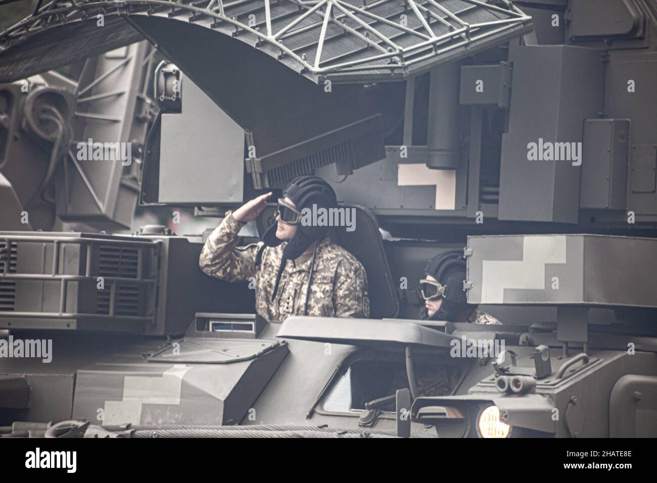 Ukraine, Kiew - 18. August 2021: Tankman. Militärparade. Gepanzertes Fahrzeug. Transport in Schutzfarben. Armeefahrzeuge SUVstank Stockfoto