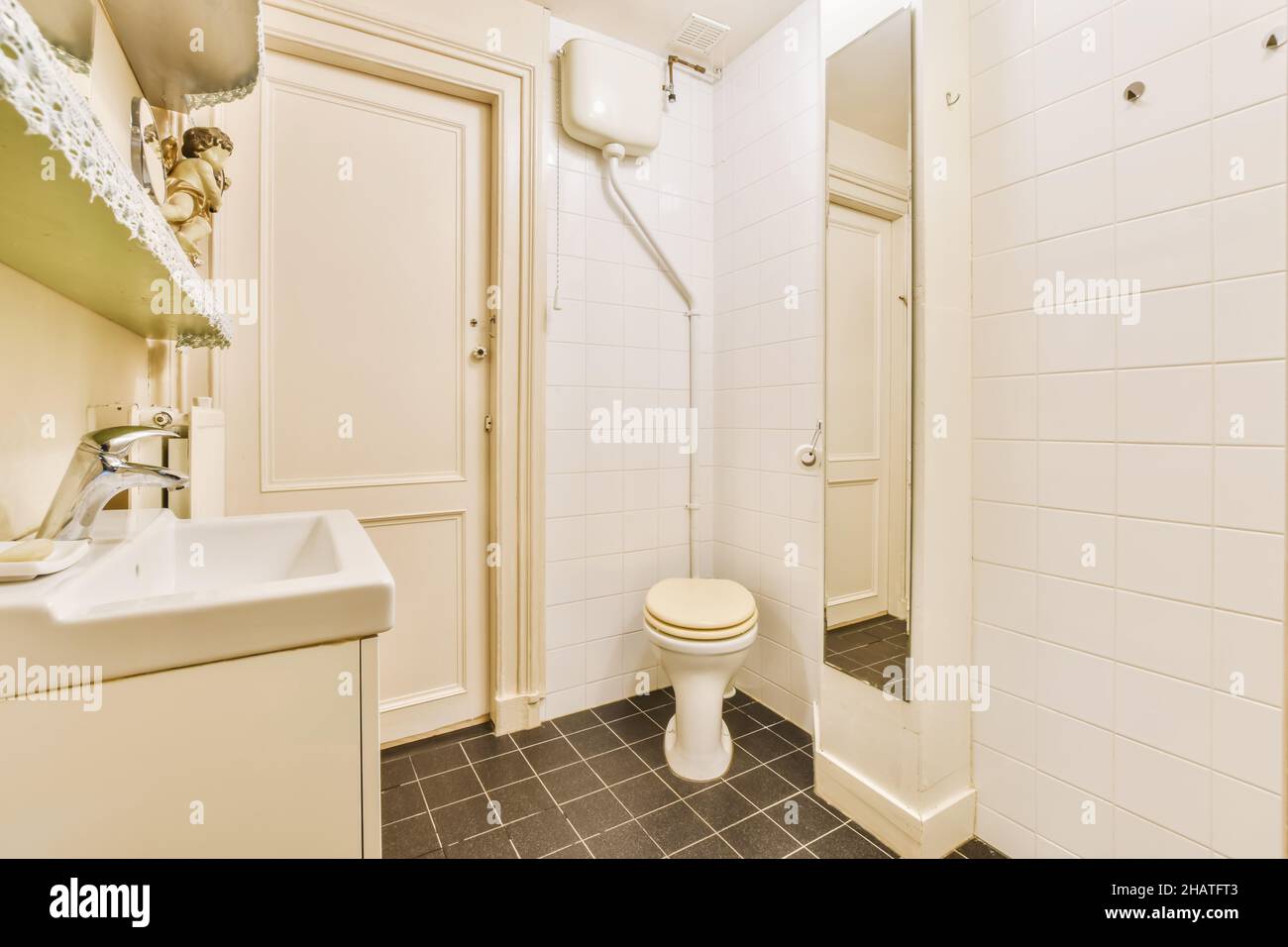 Modernes Badezimmer mit Spiegelgarderobe und Waschbecken mit Kommode darunter Stockfoto