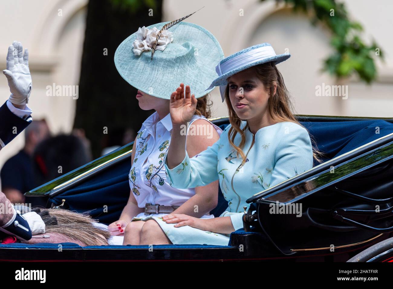 Prinzessin Beatrice, in einer Kutsche mit Schwester Eugenie in Trooping the Colour 2017, The Mall, London. Nun, Frau Edoardo Mapelli Mozzi Stockfoto