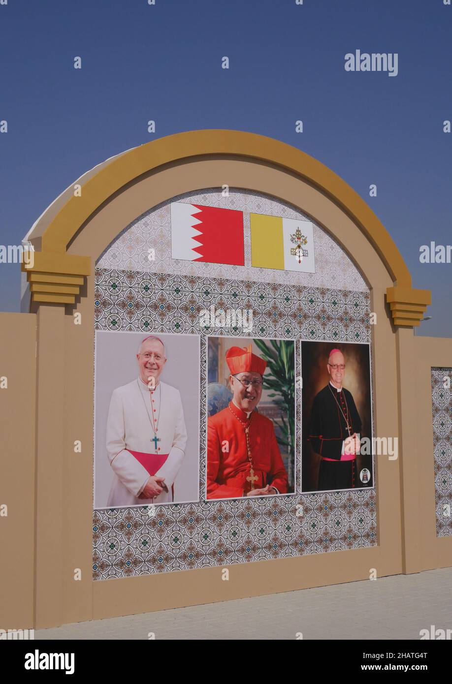Foto von Bischof Paul Hinder, Kardinal Luis Antonio Tagle, Erzbischof Eugene Nugent, Weihe der Kathedrale unserer Lieben Frau von Arabien, Bahrain Stockfoto