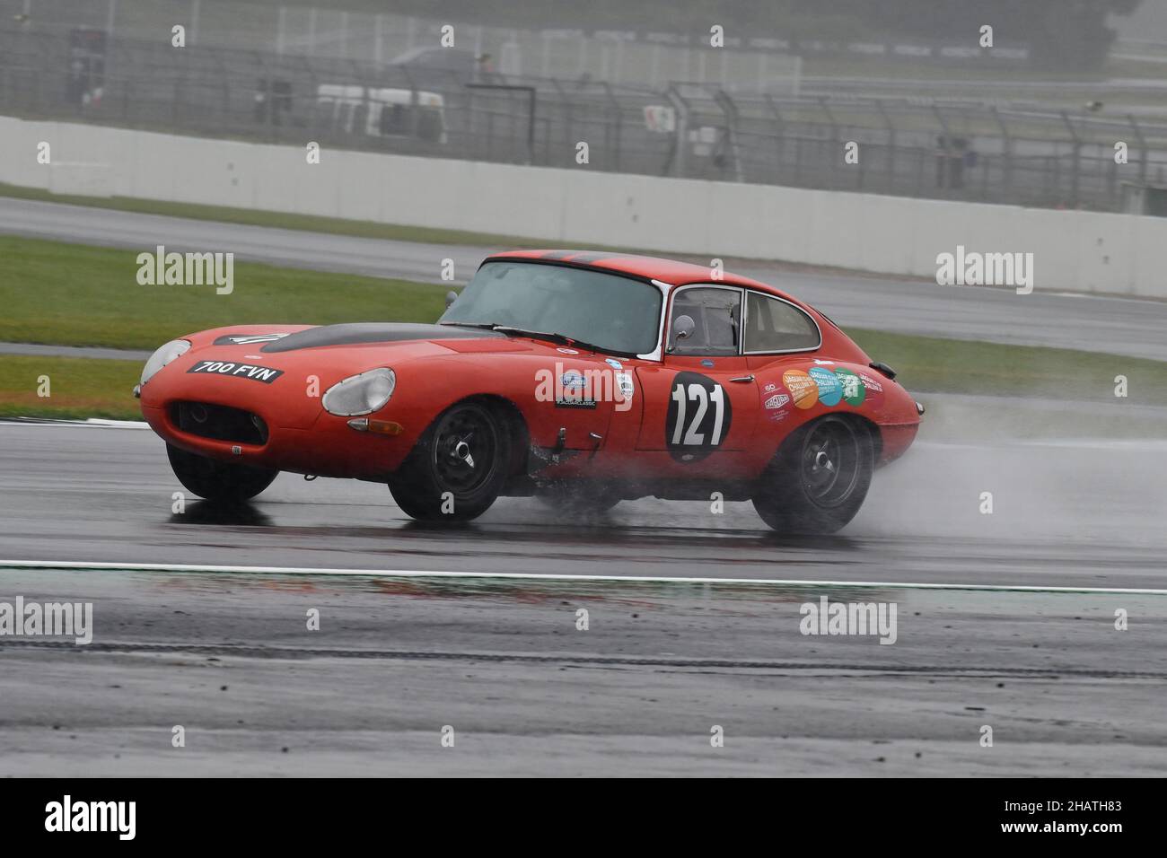 Regen und Spray bei Stowe, Alan Bull, Grahame Bull, Jaguar E-Type, 60th Anniversary E-Type Challenge, Historic Sports Car Club, HSCC, Silverstone Classi Stockfoto