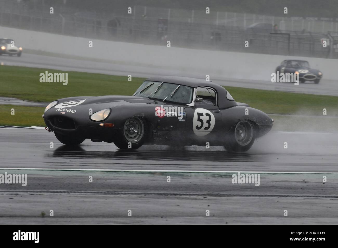 Regen und Spray in Stowe, John Pearson, Jaguar E-Type, 60th Anniversary E-Type Challenge, Historic Sports Car Club, HSCC, Silverstone Classic, Juli - A Stockfoto