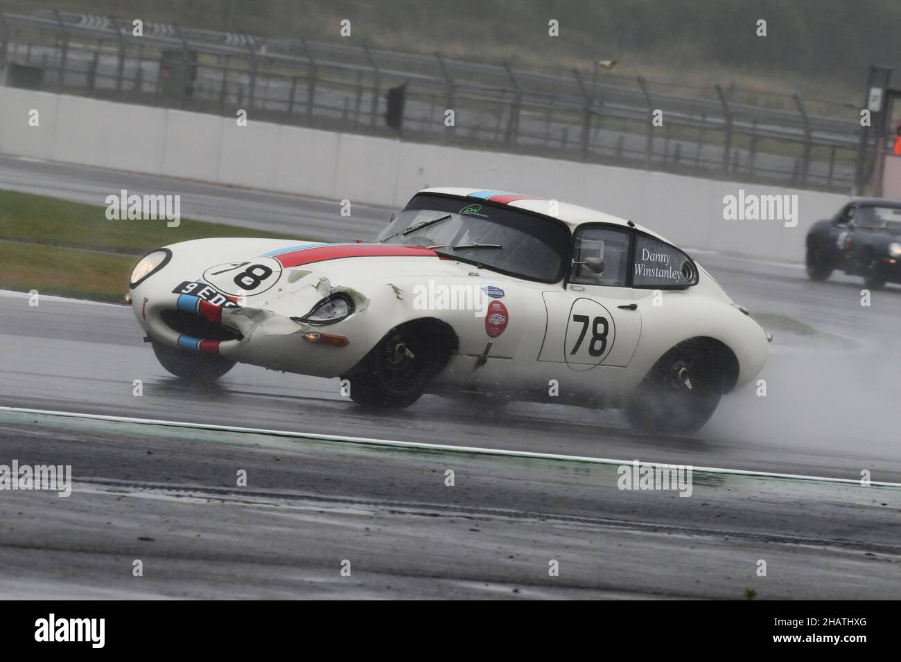 Nur ein Kratzer - es wird polieren, Regen und Spray bei Stowe, Danny Winstanley, Jaguar E-Type, 60th Anniversary E-Type Challenge, Historic Sports Car Clu Stockfoto