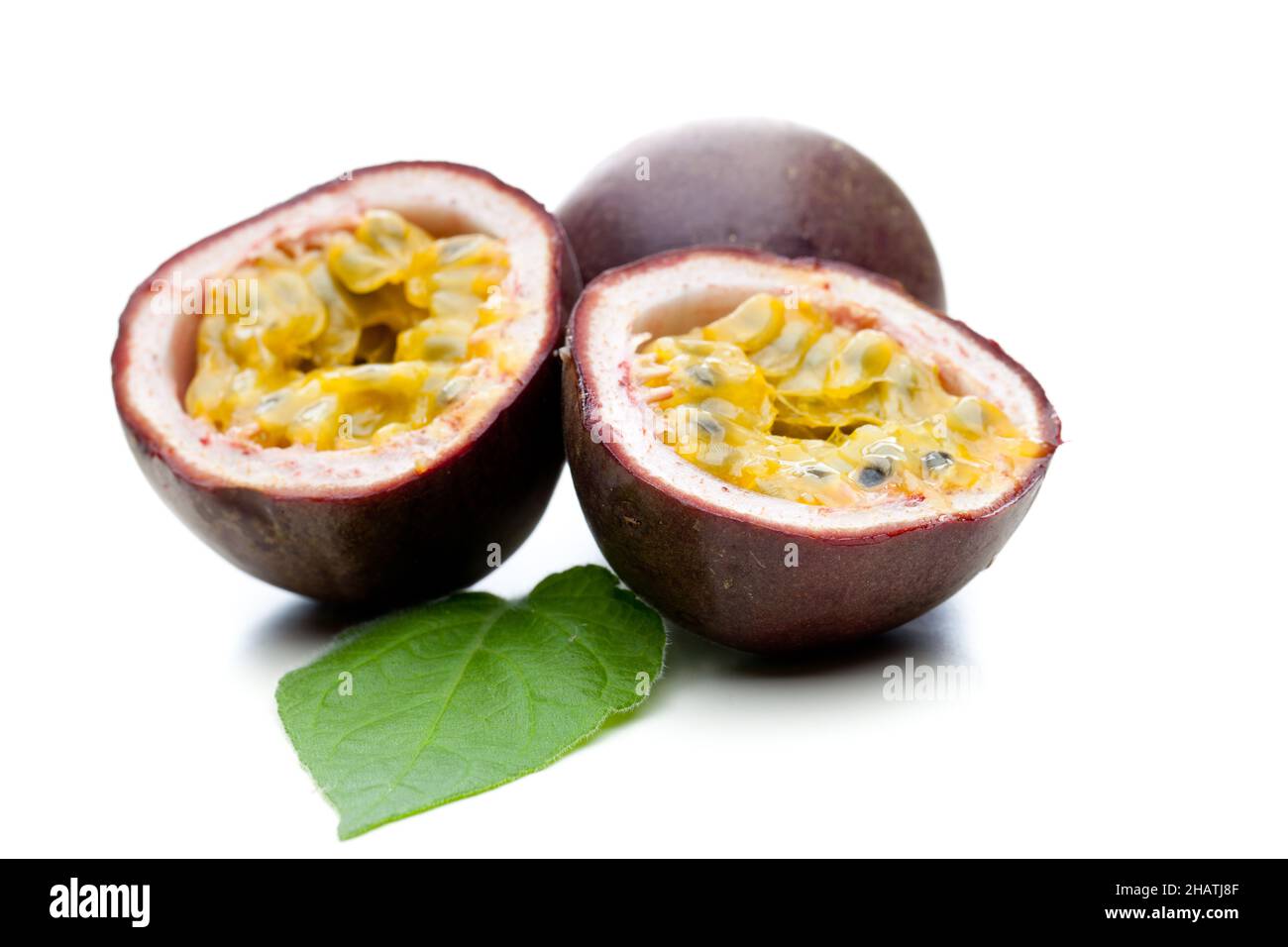 Passionsfrucht, Blatt, offen, weiß, halb, Herz, Schatten, tropisch, liegend, Hälften, Isoliert, Fleisch, zusammen, lila, Frucht, Hintergrund, natürliche, reifen, Stockfoto