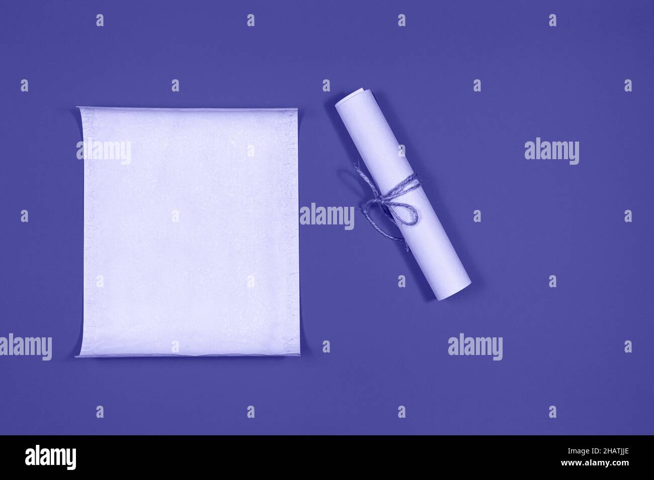 Pergamentrolle für die To-Do-Liste, sehr peri - Farbe des Jahres 2022 Stockfoto