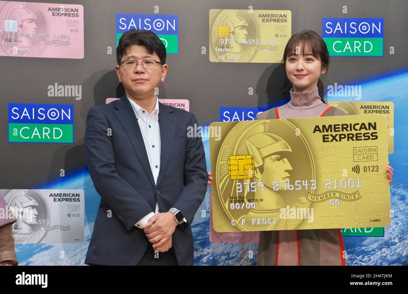 Die japanische Schauspielerin Nozomi Sasaki(R) und Katsumi Mizuno, Vertreterin, Executive President und COO von Credit Saison Co., Ltd., stellen sich während einer Pressekonferenz für den neuen Werbespot von Credit Saison am 14. Dezember 2021 in Tokio, Japan, vor Fotografen. Quelle: AFLO/Alamy Live News Stockfoto