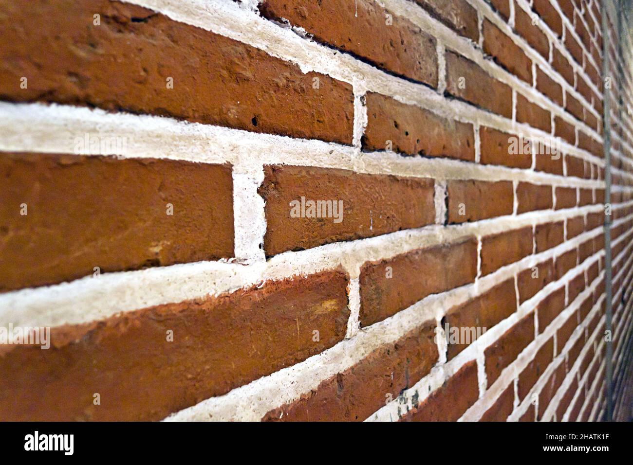 Nahaufnahme einer Backsteinmauer in Perspektive Stockfoto