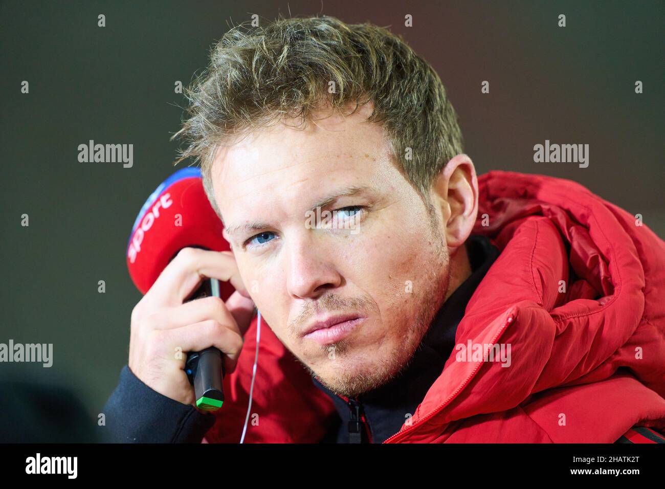 Stuttgart, 14. Dezember 2021, Trainer Julian Nagelsmann (FCB), Teamchef, Headcoach, Trainer, im SKY-Interview im Spiel VFB STUTTGART - FC BAYERN MÜNCHEN 0-5 1.Deutsche Fußballliga am 14. Dezember 2021 in Stuttgart, Deutschland. Saison 2021/2022, Spieltag 16, 1.Bundesliga, FCB, München, 16.Spieltag. FCB © Peter Schatz / Alamy Live News - die DFL-VORSCHRIFTEN VERBIETEN DIE VERWENDUNG VON FOTOS als BILDSEQUENZEN und/oder QUASI-VIDEO - Stockfoto