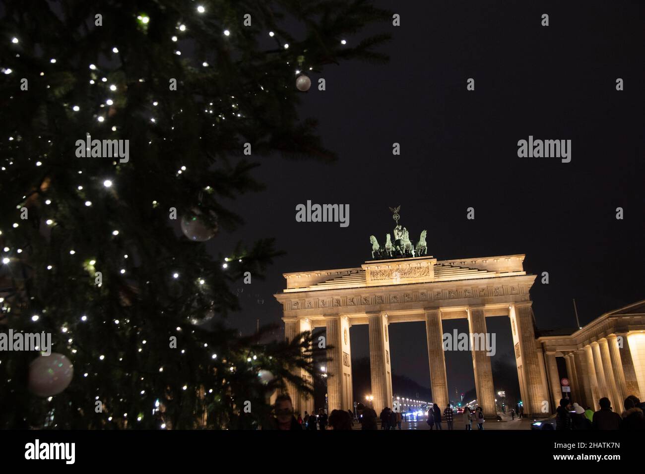 Berlin, Deutschland. 07th Dez 2021. Ein Weihaftertsbaum am Pariser Platz, im Hintergrund das Brandenburger Tor, Sehenswürdigkeiten in Berlin, Deutschland am 7th. Dezember 2021 Quelle: dpa/Alamy Live News Stockfoto