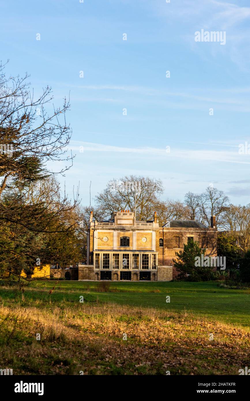 Rückseite des Landguts Pitzhanger, einem Landhaus des neoklassizistischen Architekten Sir John Soane. Erbaut zwischen 1800 und 1804 im Walpole Park Ealing, London, Stockfoto