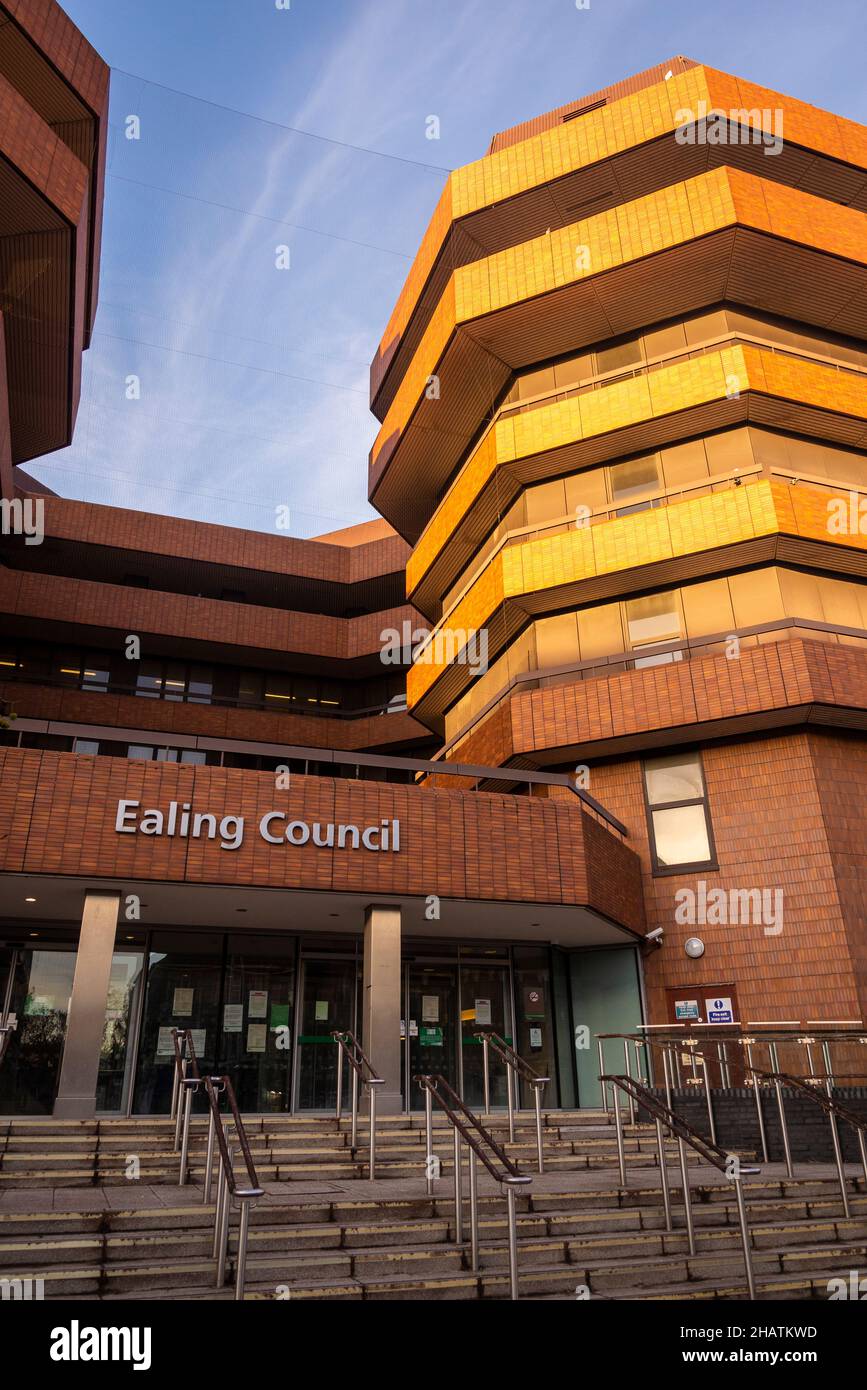 Ealing Council Building, am Ealing Broadway, London, Stadtteil Ealing, London, England, Großbritannien Stockfoto