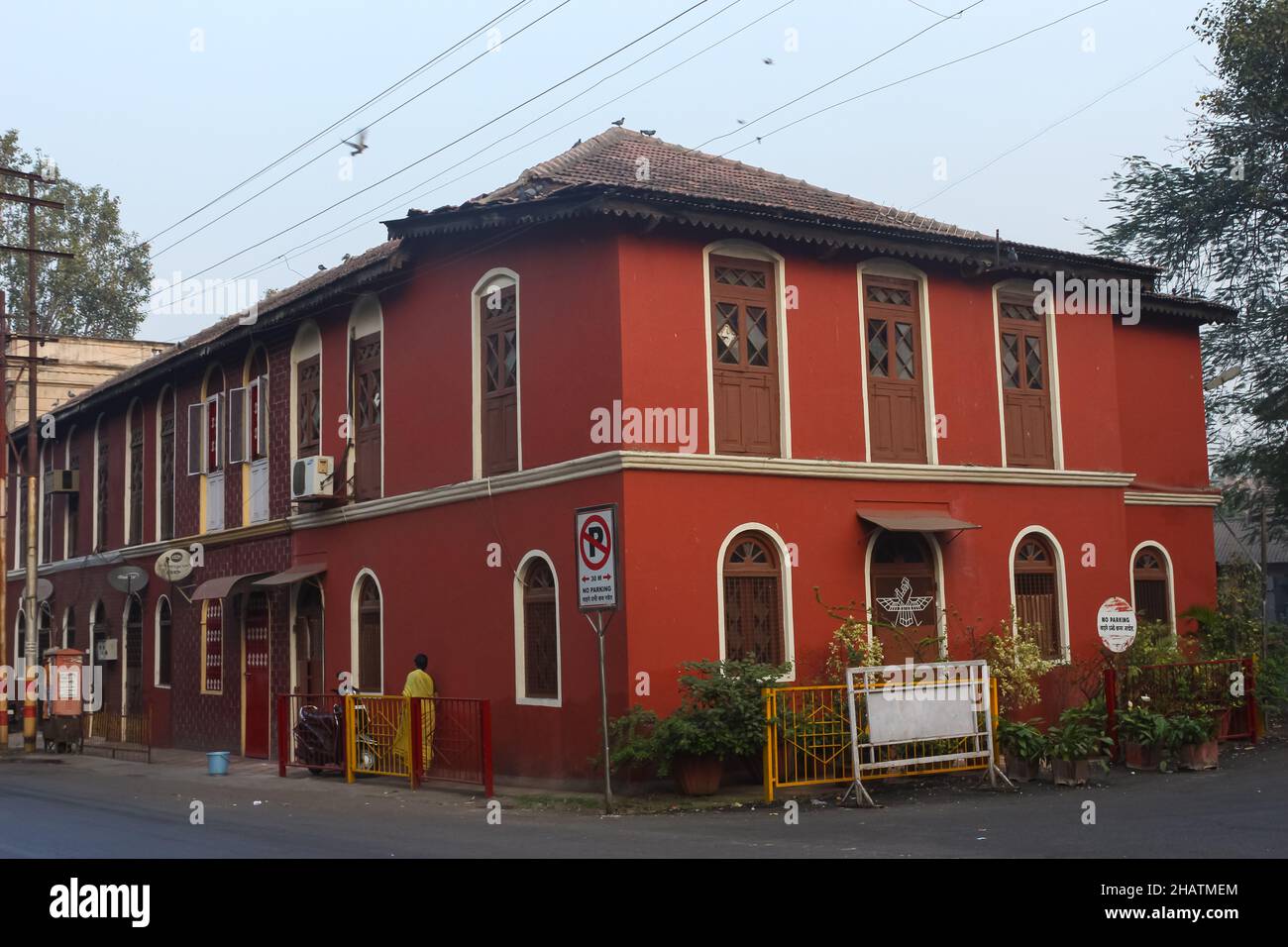 Das alte rote Haus auf der Straße von Pune, historisches Haus. Stockfoto