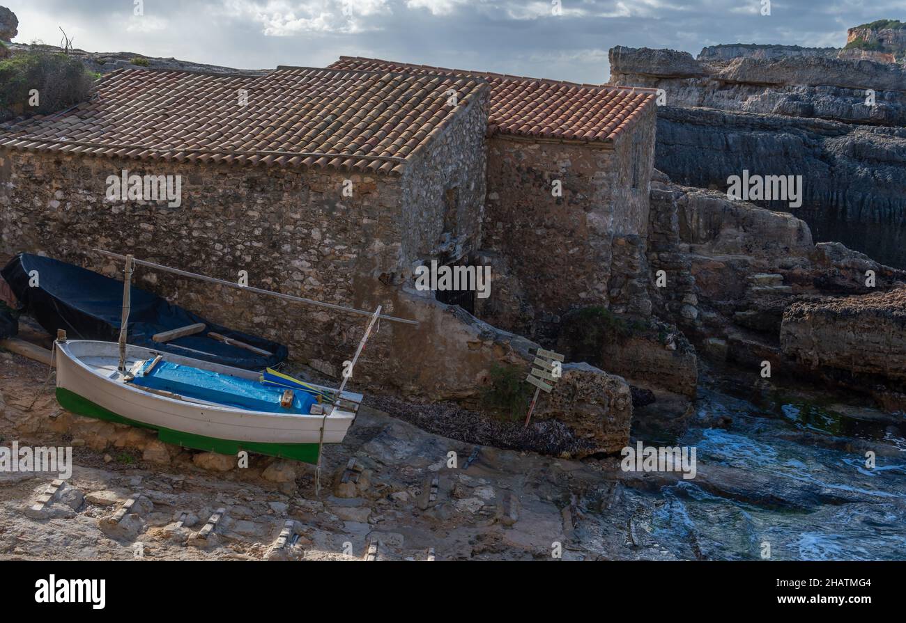 Landschaft der felsigen Küste der Insel Mallorca, mit einem Küstenfischendorf, einem bewölkten und sonnigen Wintertag. S'Almonia Bucht Stockfoto