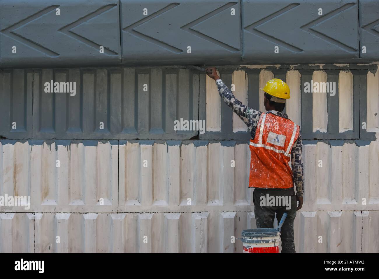 Der Mann, der die Wand färbt Stockfoto