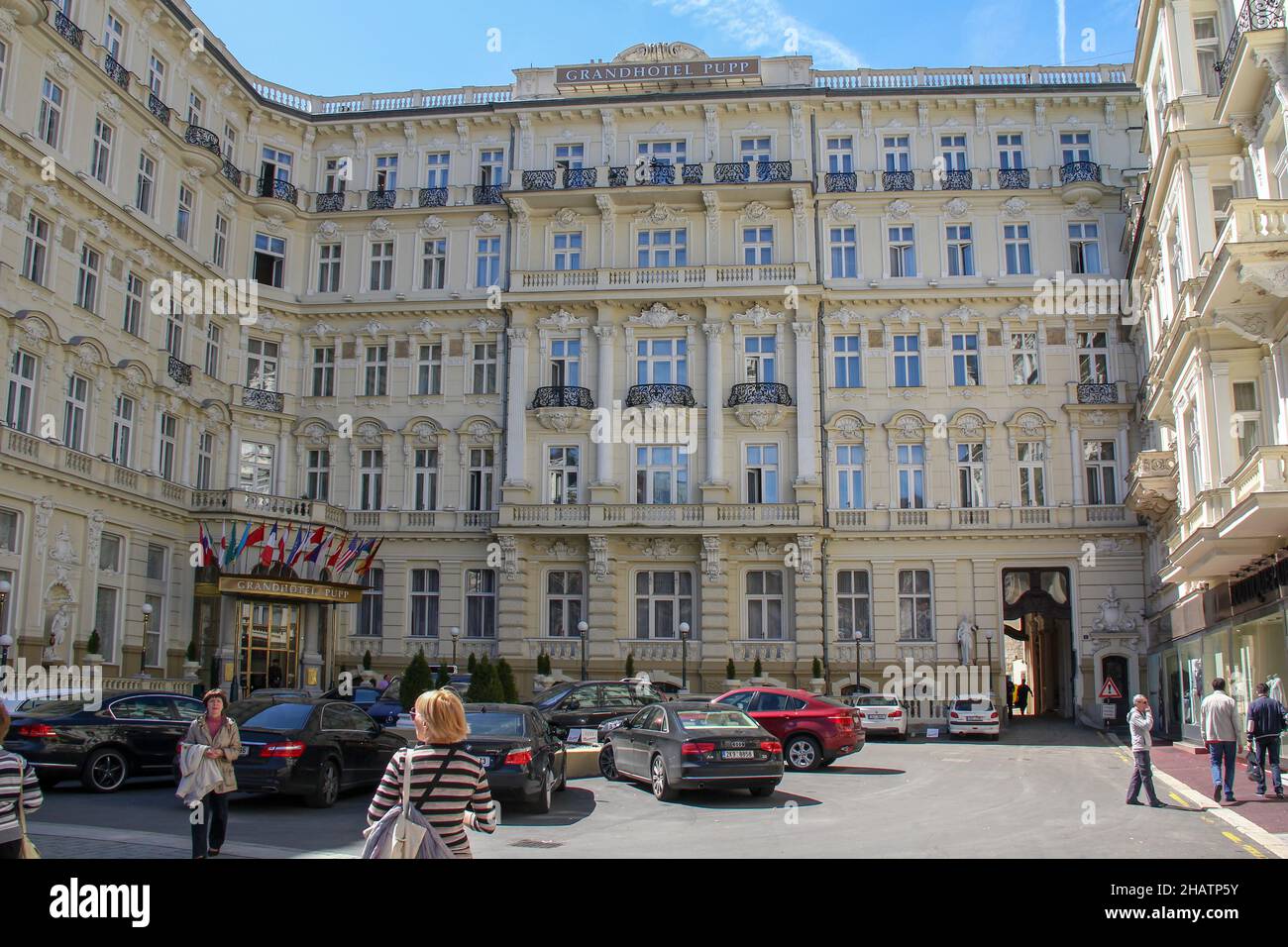 KARLSBAD, TSCHECHIEN - 26. APRIL 2012: Das elegante Grandhotel Pupp aus dem Jahr 1701 mit neobarocker Fassade ist ein architektonisches Wahrzeichen der Stadt. Stockfoto