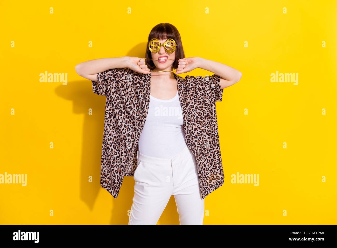 Foto von wohlhabenden Millennial junge Dame Bisskette tragen Brillen  Accessoires Leoparden Shirt isoliert auf gelbem Hintergrund Stockfotografie  - Alamy