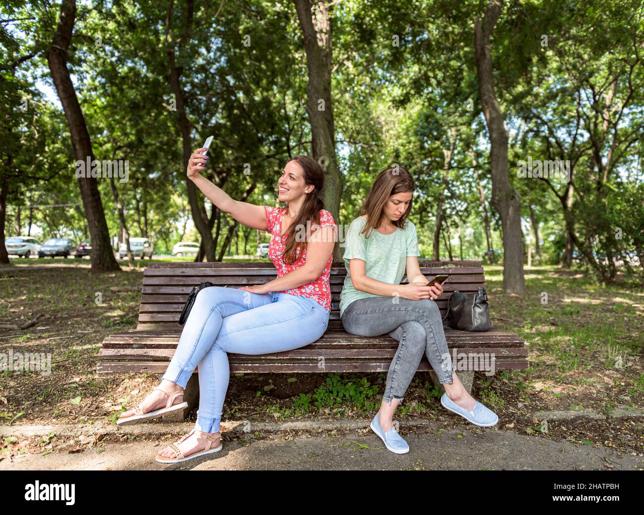 Geteilt getrennt Freundschaft und Leben online, zwei junge Mädchen jedes in ihre eigene Online-Welt und Leben, Konzept des Lebens online statt rea Stockfoto