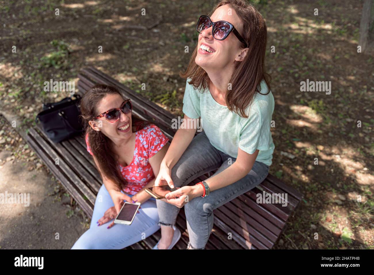 Zwei Personen sitzen zusammen mit Spaß im Freien Konzept der modernen Frauen Freundschaft Lifestyle weiblich beste Freunde glücklich Mädchen reisen im Urlaub oder sp Stockfoto