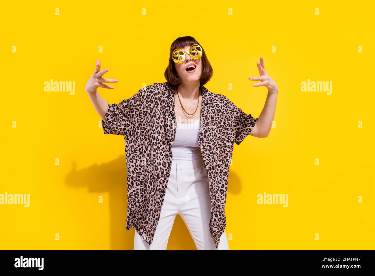 Foto von fancy junge Millennial Dame Tanz tragen Brillen Kette Leopard Shirt isoliert auf gelbem Hintergrund Stockfoto