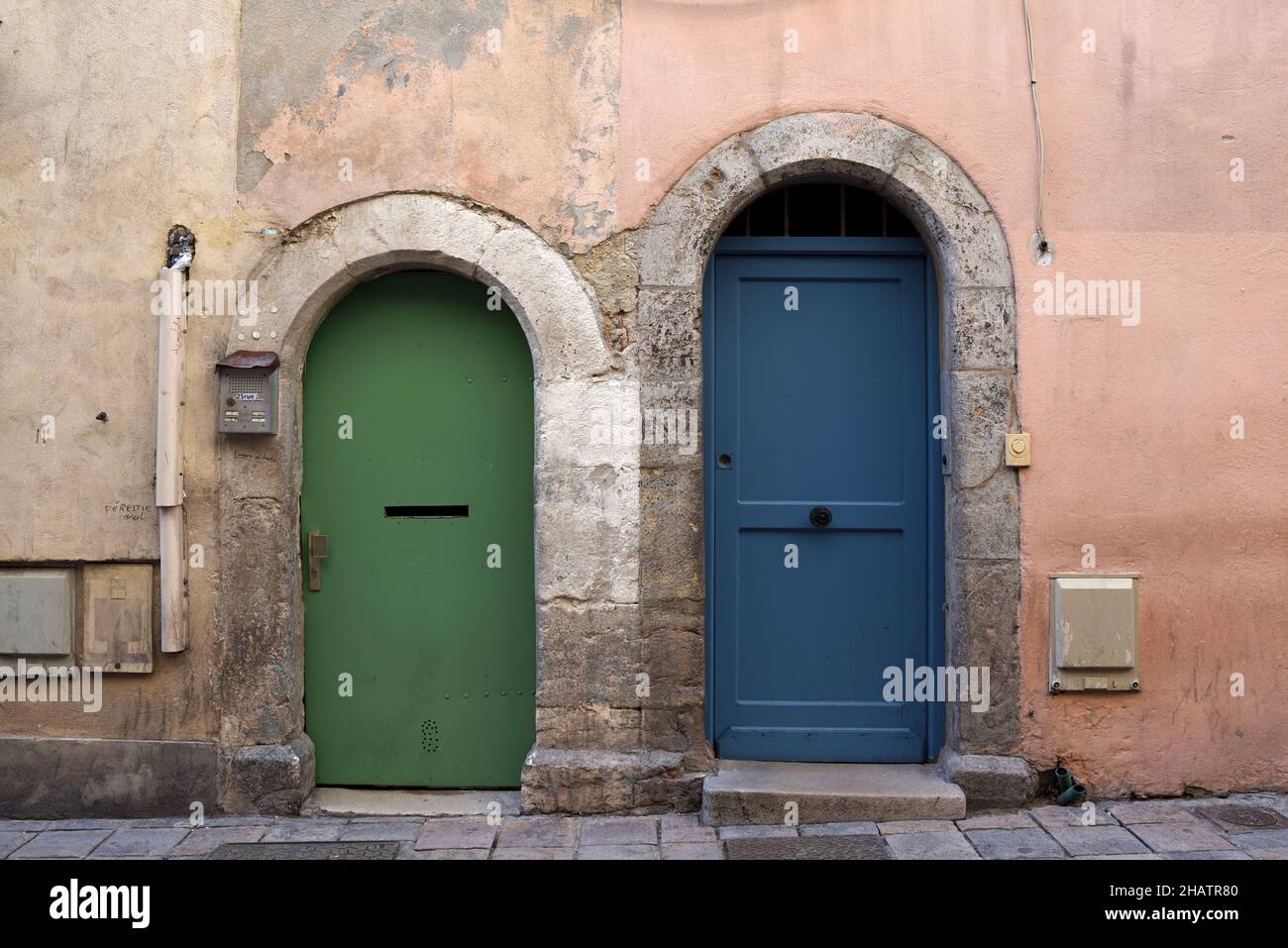 Zwei alte Vordertüren in der Altstadt oder im historischen Viertel Toulon Var Provence Frankreich Stockfoto