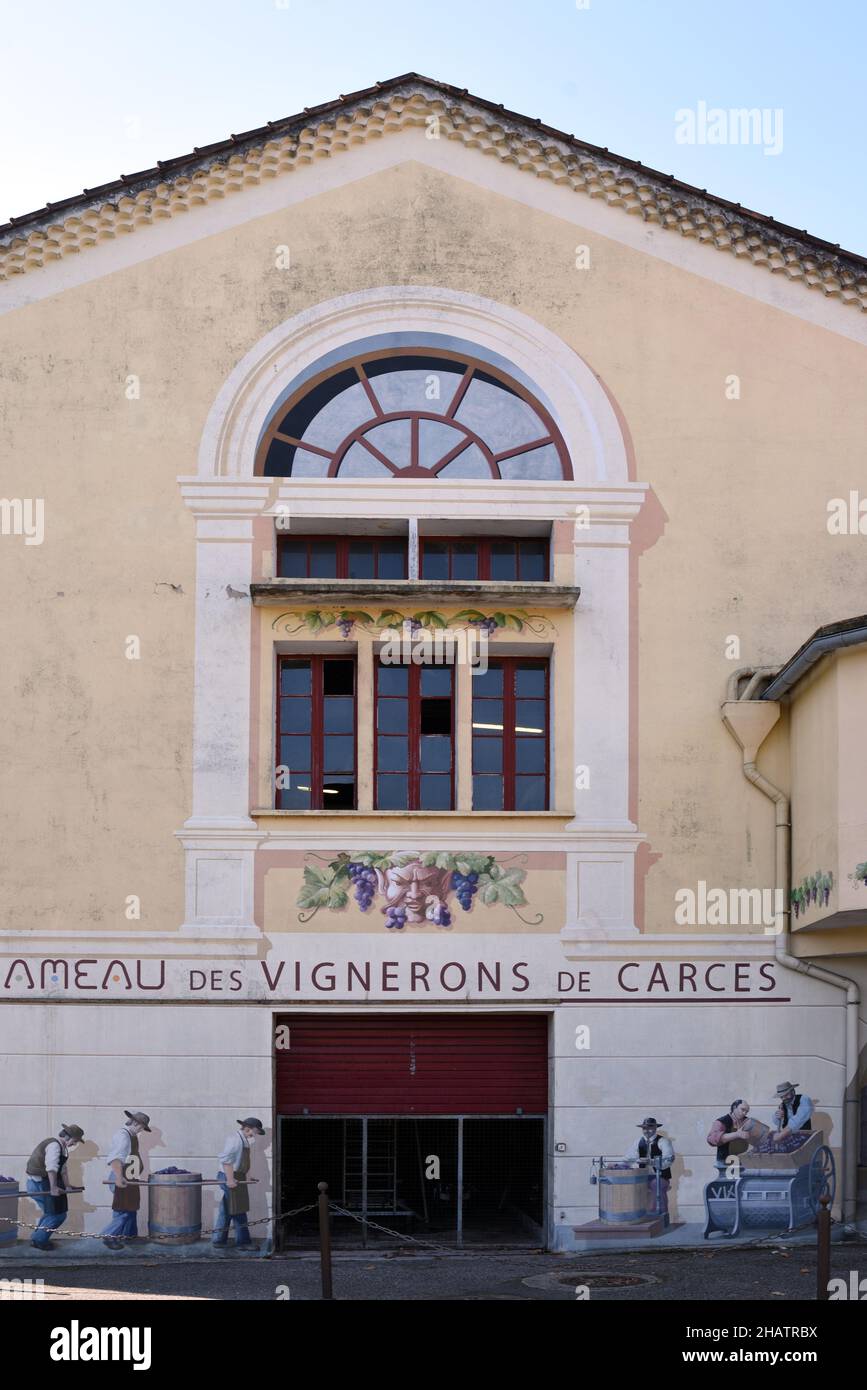 Fassade mit Wandgemälden oder Wandmalereien auf Weingut oder Vignerons de Carces, Carces Var Provence Frankreich Stockfoto